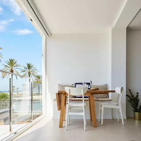 Sunny Beachfront Escape *