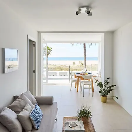 Sunny Beachfront Escape *