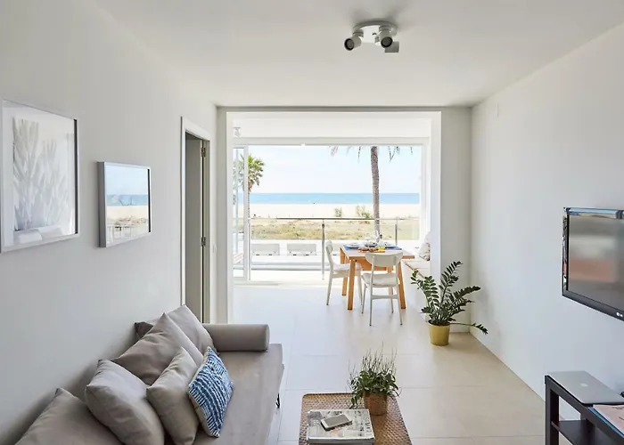 Sunny Beachfront Escape *