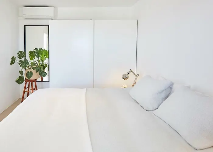 דירה Sunny Beachfront Escape *