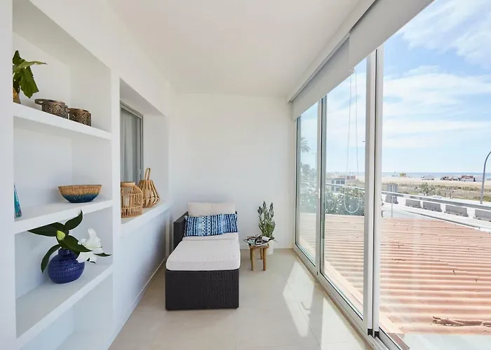דירה Sunny Beachfront Escape *