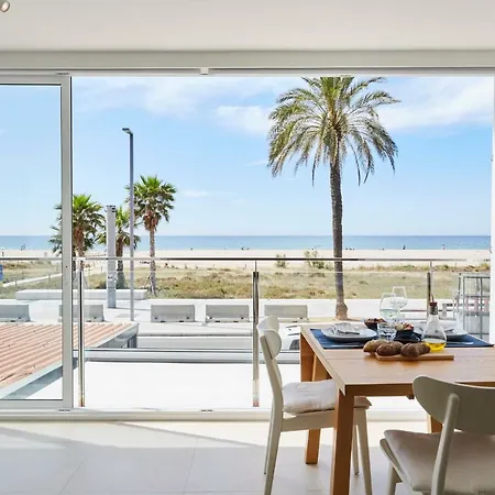 Sunny Beachfront Escape アパート カステルデフェルス
