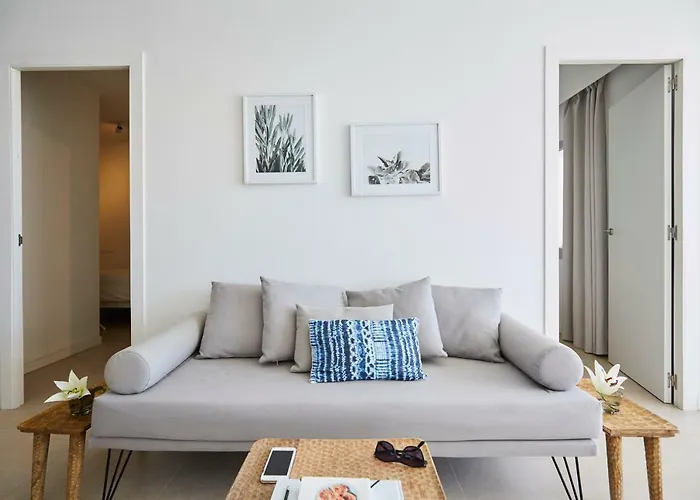 Sunny Beachfront Escape *